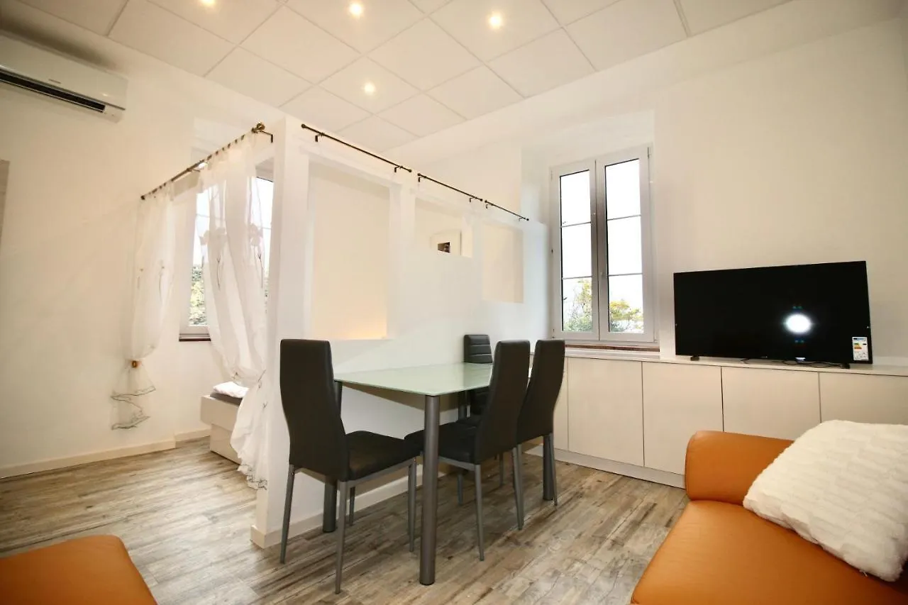 Beach Apartment Sarah Lovran